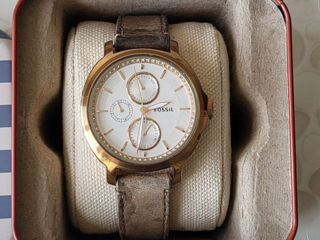 Se vinde ceas fossil es3358 cu pietricele swarovski urgent...