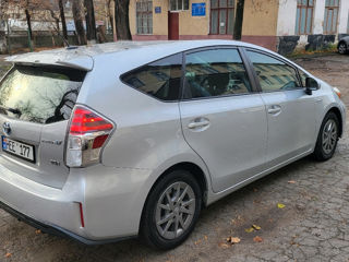 Toyota Prius v foto 4