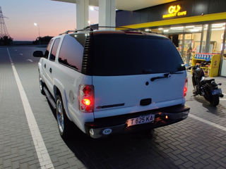 Chevrolet Suburban foto 2