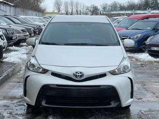 Toyota Prius v foto 1