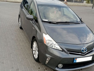 Toyota Prius v foto 6