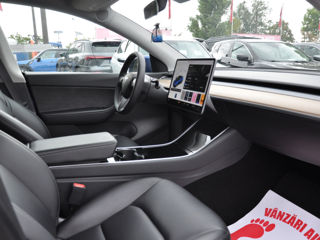 Tesla Model Y foto 12