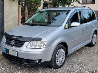 Volkswagen Touran foto 1