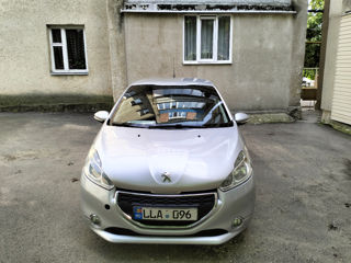 Peugeot 208 foto 2