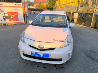 Toyota Prius v foto 2