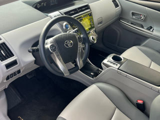 Toyota Prius v foto 4