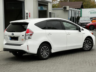 Toyota Prius v foto 3