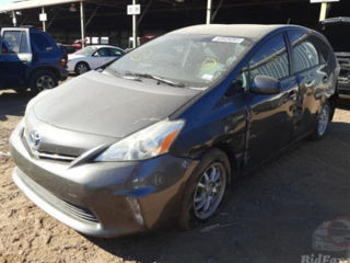 Toyota Prius v foto 10