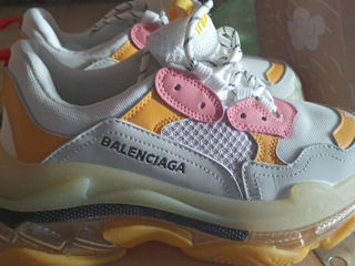 Vind ghete Balenciaga. foto 2