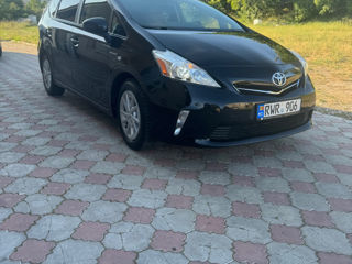 Toyota Prius v foto 1