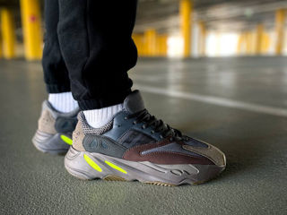 Adidas Yeezy Boost 700 Mauve Unisex foto 3