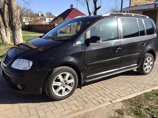 Volkswagen Touran foto 1