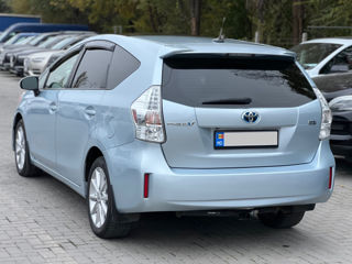 Toyota Prius v foto 5