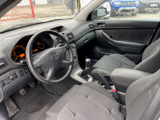 Toyota Avensis foto 8