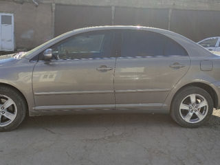 Toyota Avensis foto 4