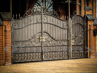 Ворота, заборы,  решётки,перила, козырьки, металлические двери, другие изделия из металла.