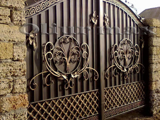 Ворота, заборы, решётки ,  перила, козырьки, металлические двери  и  другие изделия  из  металла.