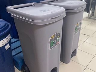 Оцинкованные и пластиковые контейнеры / мусорные баки / урны . foto 10