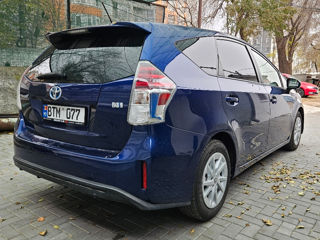 Toyota Prius v foto 4