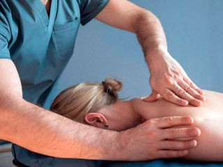Мануальный терапевт выполняет процедур 1,5часа:массаж спины,шеи,головы,вправку,амплипульсотерапию