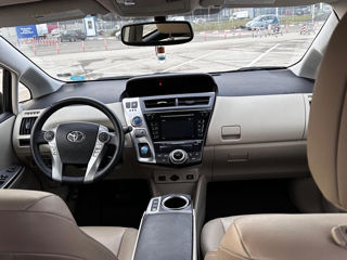 Toyota Prius v foto 7