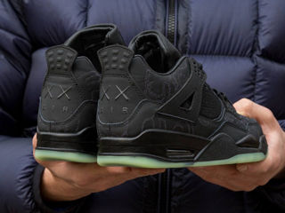 Nike Air Jordan 4 Retro x Kaws Black foto 5