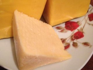 Предлагаем вам два вида сыра(российски и маасдам). А также, сгущёнку (варенку) из козьего молока. foto 6