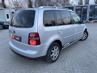 Volkswagen Touran foto 3