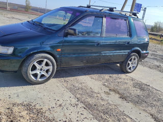 Mitsubishi Space Wagon foto 2