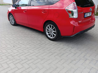 Toyota Prius v foto 3