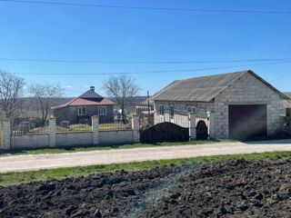 Vand teren pu construcții, cu deschidere la traseul național, casa și garajul - dăruiesc foto 1