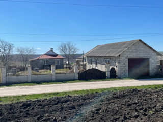 Lot cu deschidere la traseul național, cu casa și garaj, langa Bălți