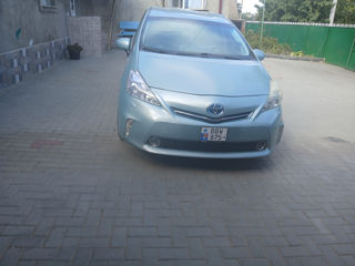 Toyota Prius v foto 2