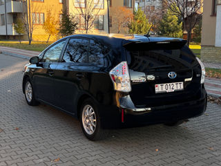 Toyota Prius v foto 5