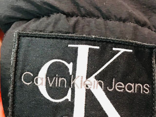 Пуховик Calvin Klein с капюшоном (свисает за столом, на фото не видно) foto 2