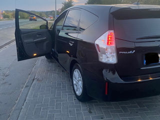 Toyota Prius v foto 3