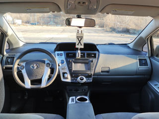 Toyota Prius v foto 5