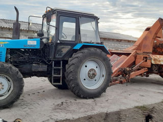 Se vinde combina de porumb Henson 9 împreună cu tractor Belarus 1221 foto 3