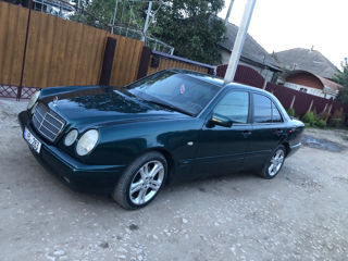 Mercedes E-Class foto 1