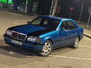 Mercedes C-Class foto 1