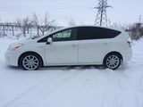 Toyota Prius v foto 2