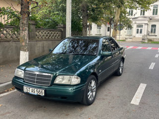 Mercedes C-Class foto 1