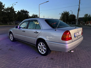 Mercedes C-Class foto 3