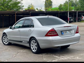 Mercedes C-Class foto 1