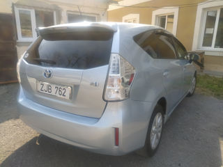 Toyota Prius v foto 4