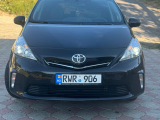 Toyota Prius v foto 4