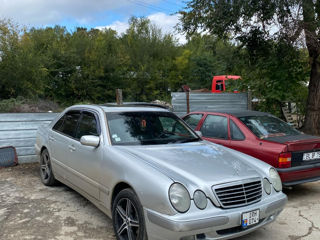 Mercedes E-Class foto 1