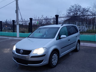 Volkswagen Touran foto 2