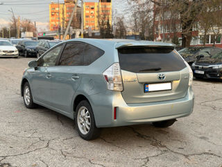 Toyota Prius v foto 4