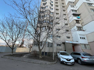 Apartament cu 2 camere, 82 m², Botanica, Chișinău foto 2